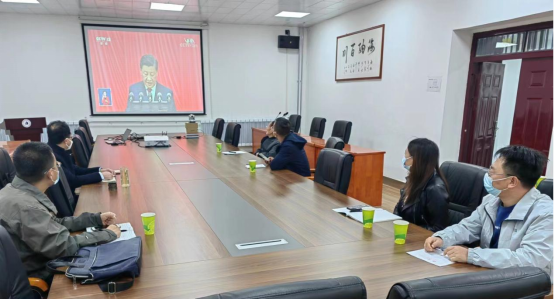英国正版365官方网站师生收看中国共产党第二十次全国代表大会开幕会